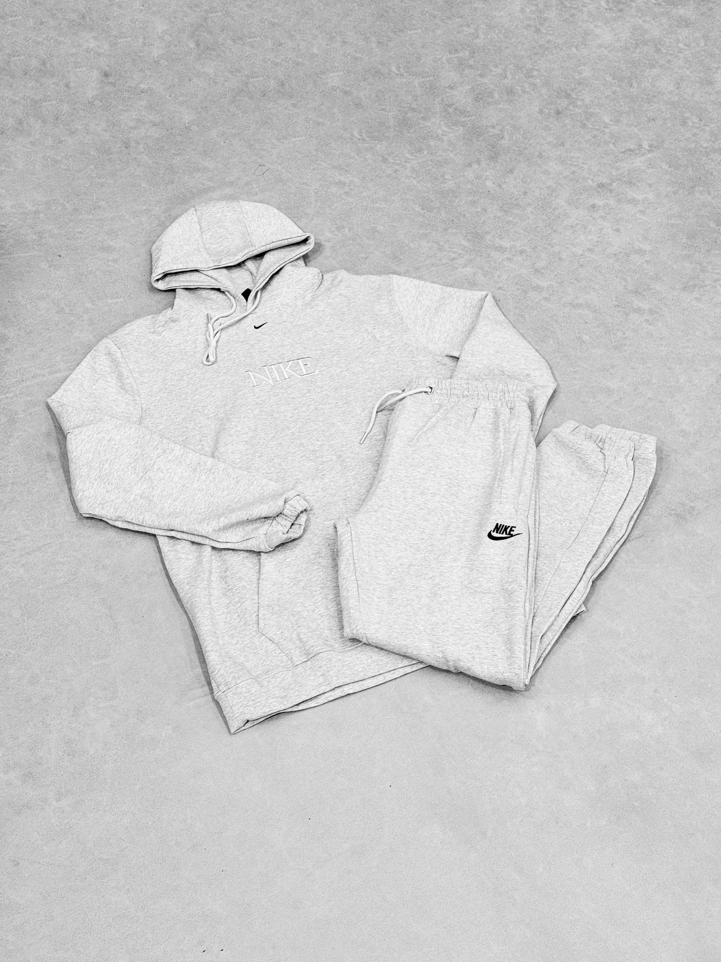 NIKE GRIS LETRA