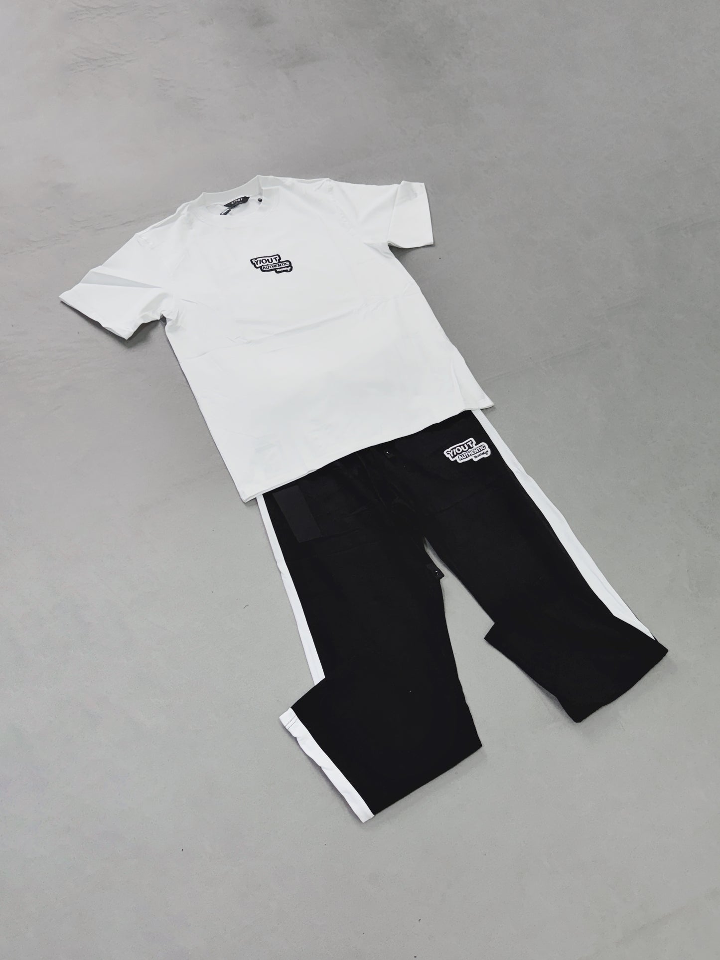 Y/OUT BLANCO NEGRO